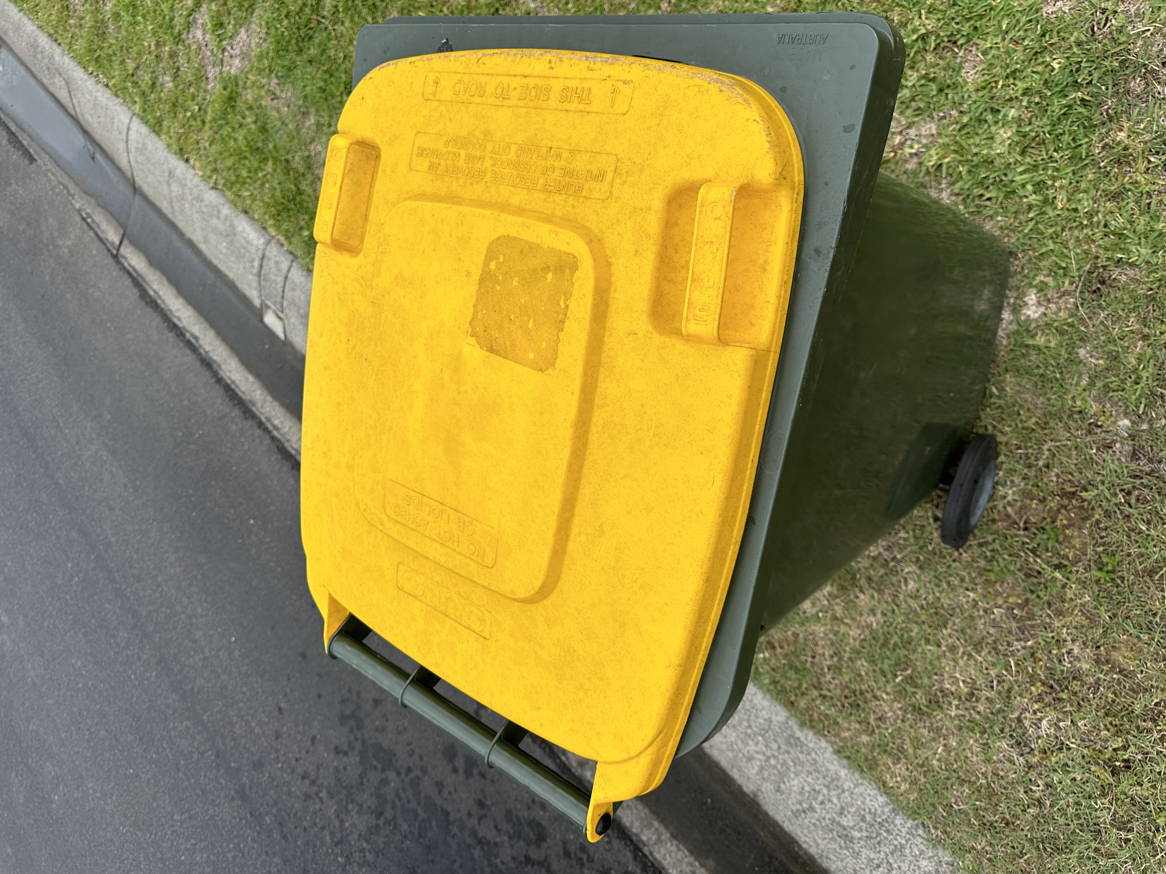 /bins/yellow/01/dirty.jpeg